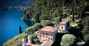 Scenic train Lake Como